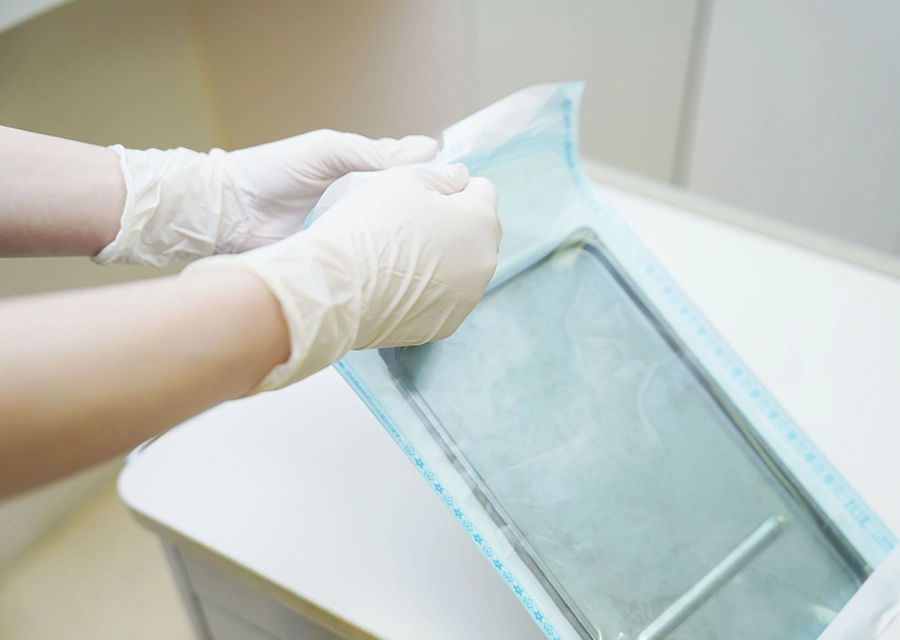 診察に使用する器具は徹底的に洗浄・滅菌